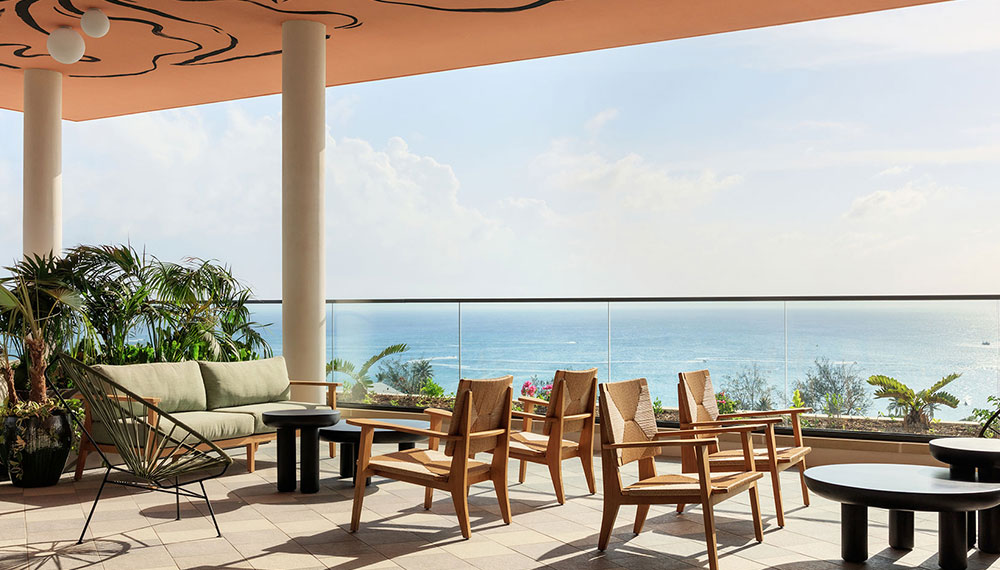 Pom Pom terrace with a view of the ocean